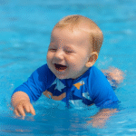 Combinaison pour bébé anti UV avec motifs requin – Image 2