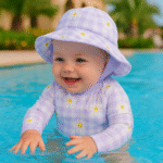 Combinaison pour bébé anti UV avec motifs violets – Image 2